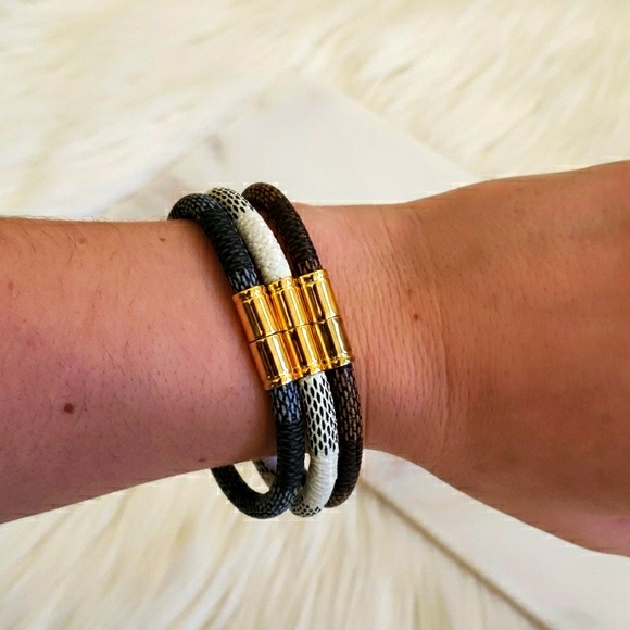 White Faux Leather Magnetic Bracelet - Picture 6 of 7